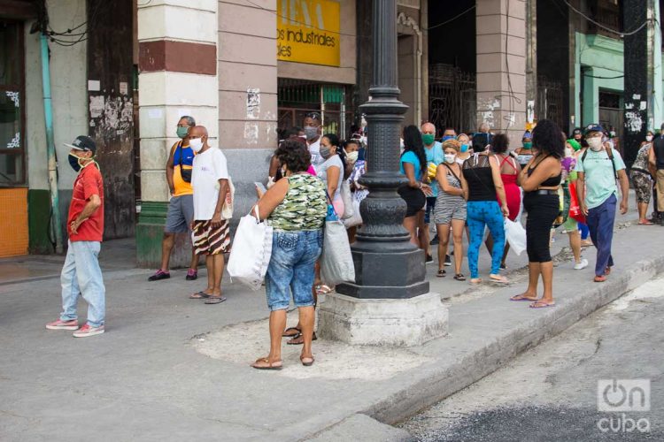 Una cola en La Habana durante la pandemia de coronavirus. Foto: Otmaro Rodríguez.