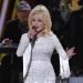 ARCHIVO - En esta fotografía de archivo del 13 de noviembre de 2019, Dolly Parton canta en 53a entrega anual de los Premios CMA en Nashville, Tennessee. Parton donará un millón de dólares para  investigación sobre el coronavirus. A la par continúa su labor con su fundación benéfica Dolly Parton’s Imagination Library. (Foto AP/Mark J. Terrill, Archivo)