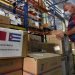 Un trabajador inspecciona cajas con insumos sanitarios llegados desde China para la contención de la pandemia por el nuevo coronavirus en Cuba. Foto: Joaquín Hernández / Xinhua / Archivo.