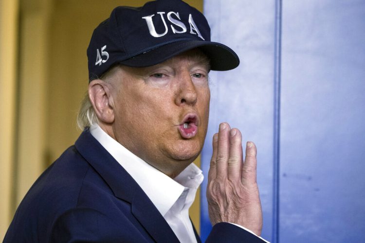 Fotografía de archivo del 14 de marzo de 2020 del presidente Donald Trump después de una conferencia de prensa en la Casa Blanca. Foto: Alex Brandon/AP.