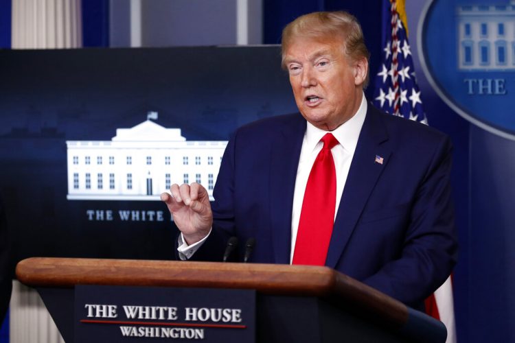 El presidente Donald Trump habla sobre el coronavirus en la Sala de Prensa James Brady de la Casa Blanca, el lunes 20 de abril de 2020. Fotos: Alex Brandon/AP.