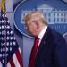 El presidente Donald Trump sale de la sala de prensa después de hablar sobre el coronavirus en la Casa Blanca el viernes 3 de abril de 2020 en Washington, EE.UU. Foto: Alex Brandon / AP.