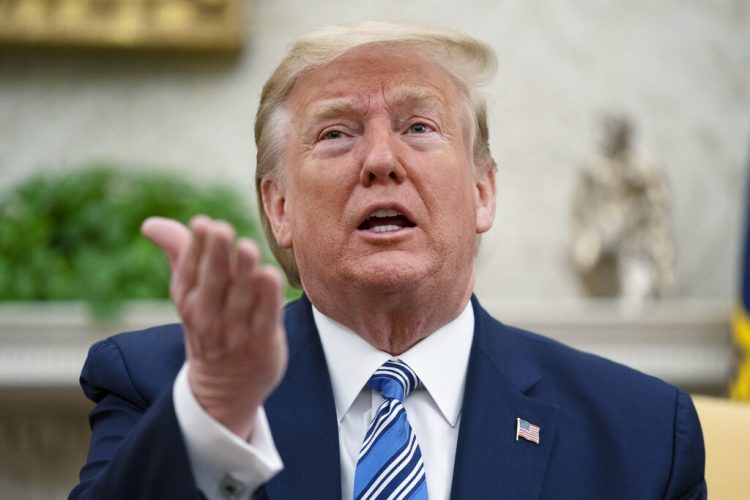 El presidente estadounidense Donald Trump habla en una reunión con el gobernador de Florida Ron DeSantis sobre la respuesta al coronavirus, el martes, 28 de abril de 2020. Foto: Evan Vucci/AP.