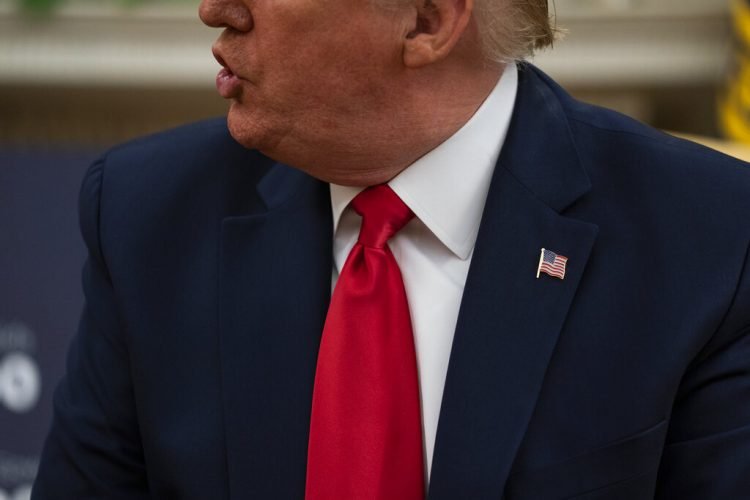 El presidente Donald Trump habla con el gobernador de Louisiana, John Bel Edwards en la Oficina Oval el miércoles 29 de abril de 2020.  Foto: Evan Vucci/AP.