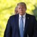 El presidente Trump, seguido por el vicepresidente Pence, antes de iniciarse una conferencia de prensa sobre el coronavirus, Washington, 15 de abril de 2020. Foto: Alex Brandon/AP.