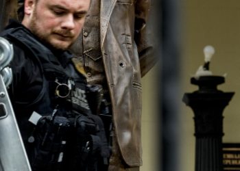 Un investigador trabaja luego de que la policía en Washington arrestara a un hombre que abrió fuego contra la embajada de Cuba en la capital estadounidense el jueves, 30 de abril del 2020. Foto: Andrew Harnik / AP / Archivo.