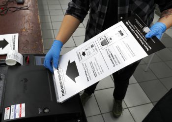 Foto tomada el 17 de marzo del 2020 de un centro de votación en Chicago. (AP Photo/Charles Rex Arbogast, File)