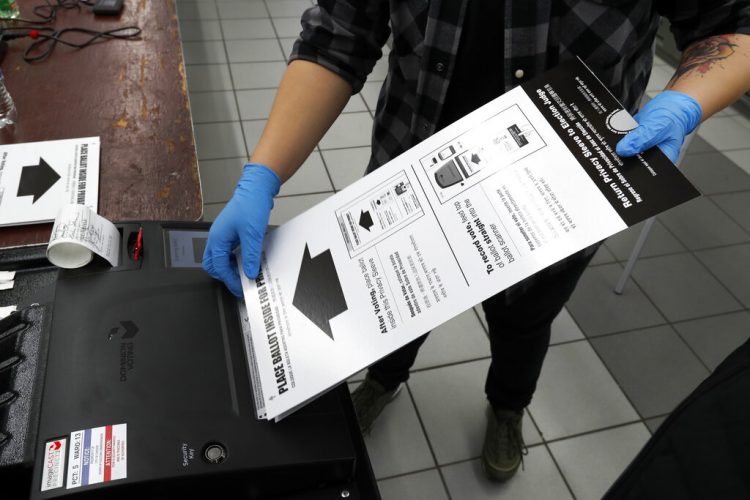 Foto tomada el 17 de marzo del 2020 de un centro de votación en Chicago. (AP Photo/Charles Rex Arbogast, File)