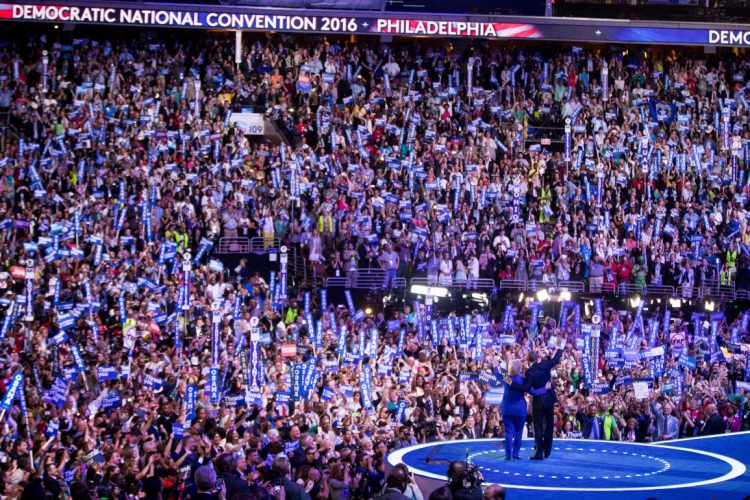 El presidente Barack Obama y la candidata presidencial Hillary Clinton saludan durante el tercer día de la Convención Nacional Demócrata, Filadelfia, 27 de julio de 2016. Foto: Andrew Harnik/AP.