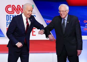 Joe Biden y Bernie Sanders en el debate demócrata el 15 de marzo del 2020 en Washington. Foto: AP/Evan Vucci.