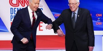 Joe Biden y Bernie Sanders en el debate demócrata el 15 de marzo del 2020 en Washington. Foto: AP/Evan Vucci.