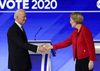 Fotografía de archivo del 7 de febrero de 2020 de los entonces precandidatos presidenciales demócratas, el ex vicepresidente Joe Biden y la senadora Elizabeth Warren, saludándose antes de un debate en el Colegio Saint Anselm en Manchester, Nueva Hampshire. Foto: Charles Krupa / AP / Archivo.