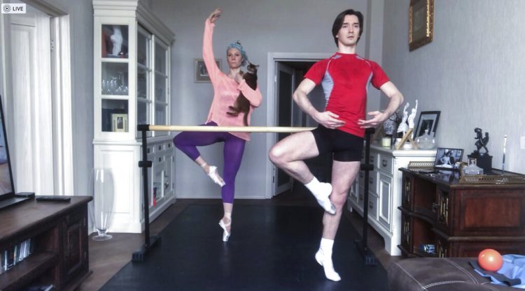 Los primeros bailarines del Ballet Bolshoi, Maria Alexandrova y Vladislav Lantratov, participan en un ensayo online con sus compañeros desde su casa en Moscú. Foto: AP/Pavel Golovkin.