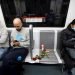 Una rosa en un asiento reservado para personas mayores del Metro de Barcelona en un homenaje a este colectivo, el más castigado en la crisis sanitaria. Foto:  EFE/Marta Pérez.