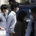 Varias personas, con mascarilla para ayudar a frenar la propagación del coronavirus, cruzan un paso de peatones, en Tokio, Japón, el 10 de abril de 2020. (AP Foto/Eugene Hoshiko)