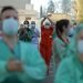 Trabajadores sanitarios aplauden a la gente que, desde sus casas, muestra su apoyo al personal que trabajaba para contener el brote de coronavirus, en el hospital Gregorio Marañón, en Madrid. Foto: AP Foto/Manu Fernández