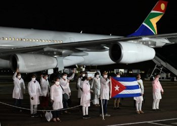 El personal médicos cubano llegó anoche a Johannesburgo, donde fue recibido por autoridades de Sudáfrica. Foto: SundayTimes.