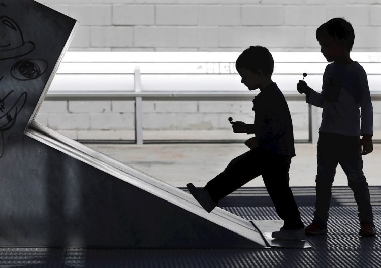 Dos niños juegan en el Parque Joan Miró de Barcelona cuando se cumplen 45 días de confinamiento por el estado de alarma decretado por el Gobierno debido a la crisis del coronavirus. Foto: EFE/Andreu Dalmau.