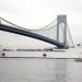 El buque hospital de la Marina "USNS Comfort" bajo el puente Verrazzano-Narrows mientras se dirigía a un muelle frente a las costas de Manhattan para ayudar con la pandemia de coronavirus en Nueva York. Foto: John Steward/AP.