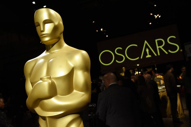 Películas estrenadas por streaming sin exhibición en cines serán elegibles para los Oscar de 2021. La Academia de las Artes y Ciencias Cinematográficas anunció el 28 de abril de 2020 un cambio para las reglas de elegibilidad de la 93a entrega de los Premios de la Academia como una respuesta ante el impacto de la pandemia del coronavirus en la industria cinematográfica. Foto: Chris Pizzello/Invision/AP, archivo.