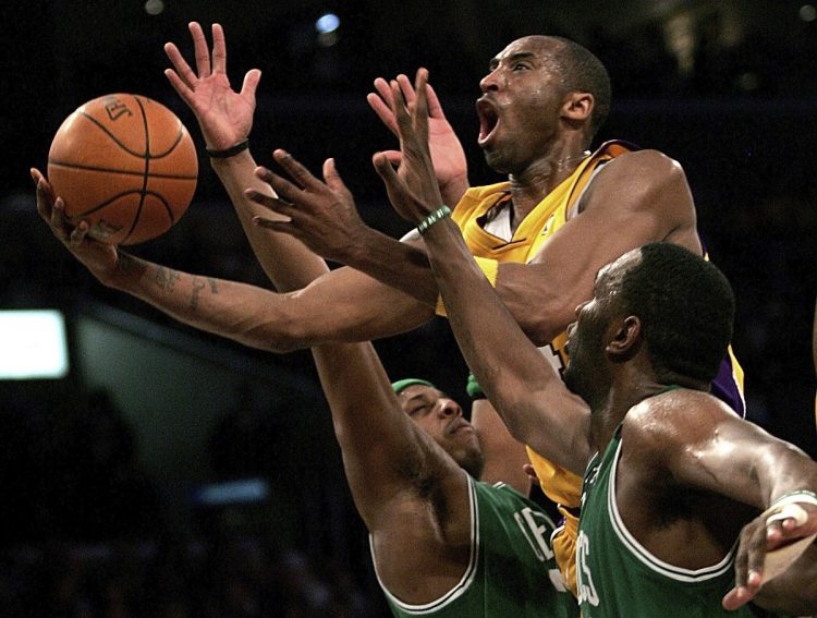 En foto de archivo del 23 de febrero de 2007 Kobe Bryant va por un tiro con los Lakers de Los Ángeles en el juego ante los Celtics de Boston. Este viernes 3 de febrero se dio a conocer que Bryant, Kevin Garnett y Tim Duncan serán anunciados el sábado como integrantes de la clase 2020 del Salón de la Fama. (AP Photo/Branimir Kvartuc, File)