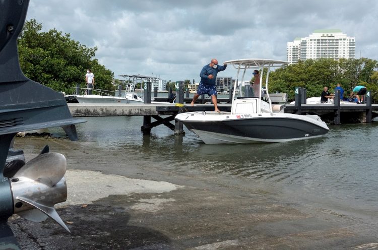 El propietario de una lancha de recreo se prepara para salir al mar en la marina Pelican Harbour en Miami. Foto: Cristóbal Herrera/EFE.
