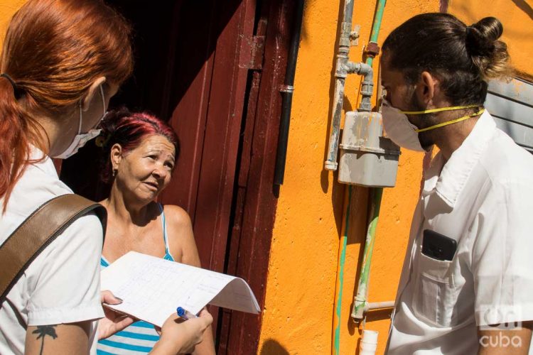 Estudiantes de medicina realizan pesquisas a personas en su casa. Foto: Otmaro Rodríguez