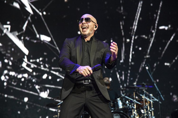 En esta foto del 12 de mayo del 2019, Pitbull canta en KAABOO Texas en Arlington, Texas. Pitbull lanzó una nueva canción titulada "I Believe That We Will Win" con la esperanza de animar a sus fans durante la pandemia del coronavirus. Todas las ganancias del sencillo beneficiarán los esfuerzos de las organizaciones Feeding America y Tony Robbins Foundation. (Foto por Amy Harris/Invision/AP, Archivo)