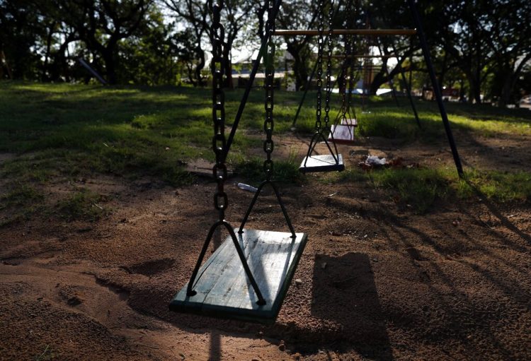 Columpios vacíos por la cuarentena ordenada por el gobierno para ayudar a contener el coronavirus, en Asunción, Paraguay. Foto: AP/Jorge Sáenz.