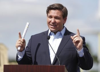 El gobernador de Florida, Ron DeSantis. Foto: Wilfredo Lee / AP / Archivo.