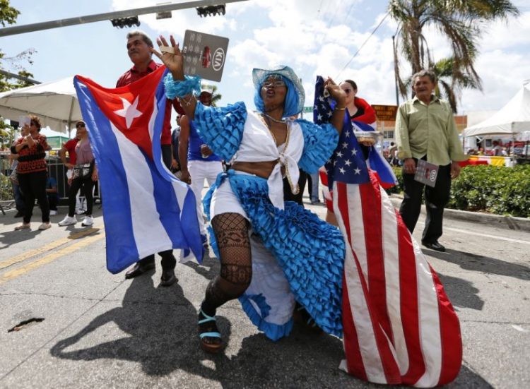 Desfile con música y baile en la Pequeña Habana en Miami, Florida. Foto: Wilfredo Lee/AP.