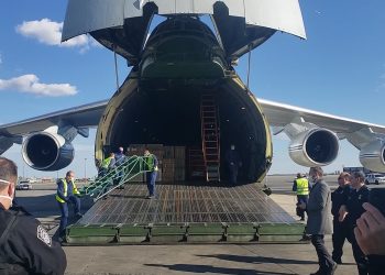 Un avión de las Fuerzas Armadas con ayuda humanitaria aterriza en el Aeropuerto Internacional John F. Kennedy el 1 de abril de 2020. Foto: TASS.