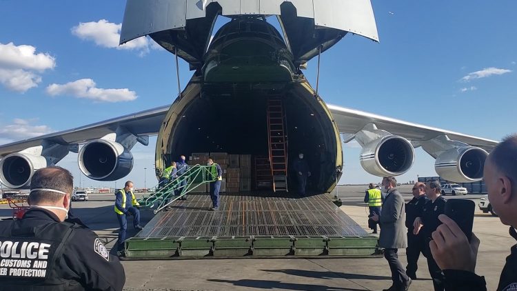 Un avión de las Fuerzas Armadas con ayuda humanitaria aterriza en el Aeropuerto Internacional John F. Kennedy el 1 de abril de 2020. Foto: TASS.