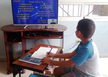 Un niño cubano toma nota de una clase por televisión. Foto: Radio Angulo / Archivo.