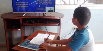 Un niño cubano toma nota de una clase por televisión. Foto: Radio Angulo / Archivo.