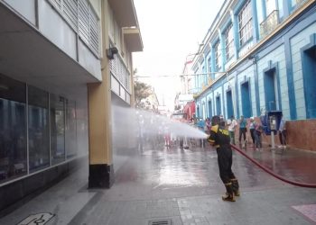 Desinfección de la calle Enramadas, en Santiago de Cuba, como parte de las acciones para frenar la transmisión de la Covid-19. Foto: Odalis Riquenes / Juventud Rebelde.