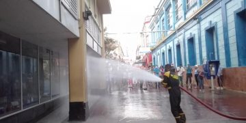 Desinfección de la calle Enramadas, en Santiago de Cuba, como parte de las acciones para frenar la transmisión de la Covid-19. Foto: Odalis Riquenes / Juventud Rebelde.