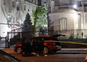 El vehículo relacionado con los hechos estacionado fuera de la sede diplomática. Foto: Antonia Noori Farzan/The Washington Post.