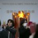 Dos mujeres se toman fotografías delante de la llama olímpica durante una ceremonia en Fukushima, Japón, en marzo de 2020. Foto/Jae C. Hong / AP / Archivo.