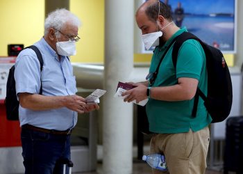 Dos turistas españoles revisan sus boletos de vuelo este martes en el aeropuerto Internacional José Martí de la Habana, Cuba. Foto: EFE/ Ernesto Mastrascusa.