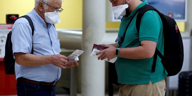 Dos turistas españoles revisan sus boletos de vuelo este martes en el aeropuerto Internacional José Martí de la Habana, Cuba. Foto: EFE/ Ernesto Mastrascusa.