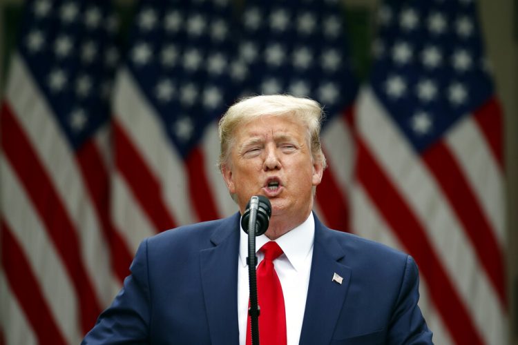 El presidente estadounidense Donald Trump habla en los jardines de la Casa Blanca el viernes, 29 de mayo del 2020. Foto: AP/Alex Brandon.