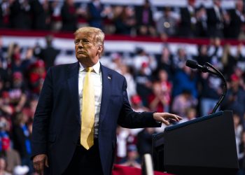 En esta imagen del 20 de febrero de 2020, el presidente Donald Trump se acerca al podio durante un acto de campaña en el Broadmoor World Arena de Colorado Springs, Colorado. Foto: AP/Evan Vucci/Archivo.