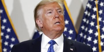 El presidente Donald Trump habla con los reporteros luego de reunirse con senadores republicanos en el Capitolio, Washington, el martes 19 de mayo de 2020. Foto: AP/Patrick Semansky.