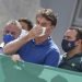 El presidente Jair Bolsonaro tocándose su nasobuco durante una protesta contra el Supremo Tribunal Federal y el Congreso Nacional en Brasilia. Foto: André Borges/AP.