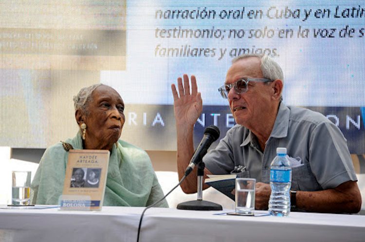 Haydée Arteaga junto al Historiador de la Ciudad, Eusebio Leal, en la presentación del libro “Haydée Arteaga: raíz siempre viva”. Foto: habanacultural.ohc.cu