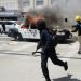 Agentes antidisturbios en Los Ángeles, California, se enfrentaron con manifestantes que incendiaron al menos dos patrullas y dañaron a otros. Foto: AP.