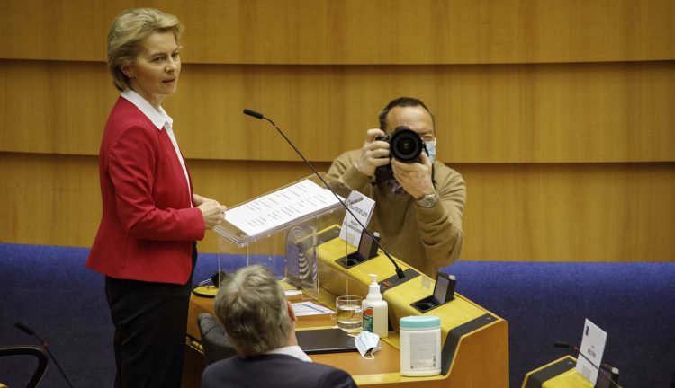 La presidenta de la Comisión Europea, Ursula von der Leyen ante el Parlamento Europeo en Bruselas. Foto: Olivier Matthys/AP, archivo