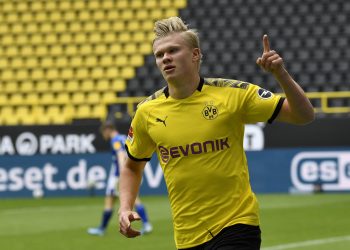 Erling Haaland, del Dortmund, festeja luego de anotar el primer gol durante un partido de la Bundesliga ante el Schalke 04, que marcó la reanudación de la campaña interrumpida por la pandemia de coronavirus (AP Foto/Martin Meissner, Pool)