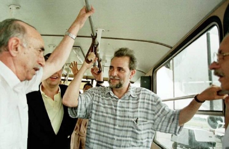 Julio Anguita (centro) junto a José Ramón Machado Ventura, en La Habana, 1996. Foto: La Nación.